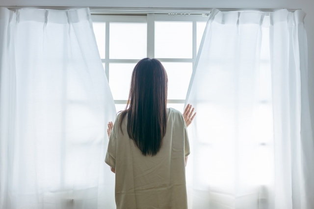 窓とカーテン (1).jpg