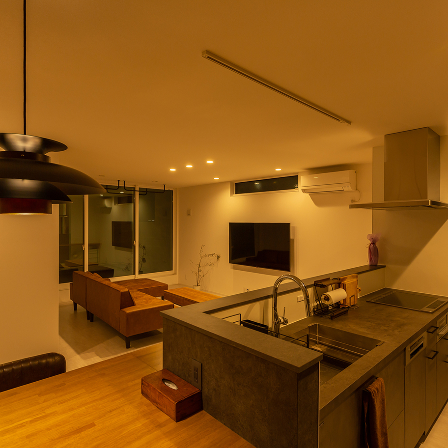 設計士と打ち合わせをする様子