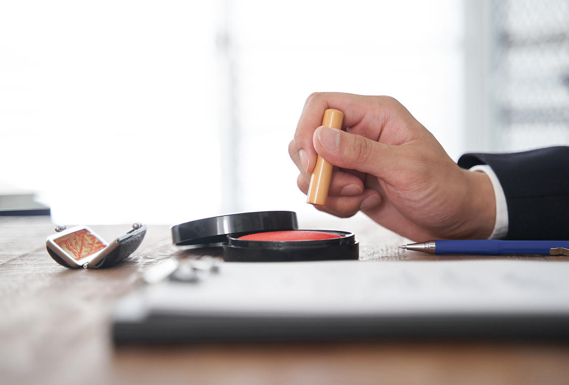 ご契約のサインをする様子