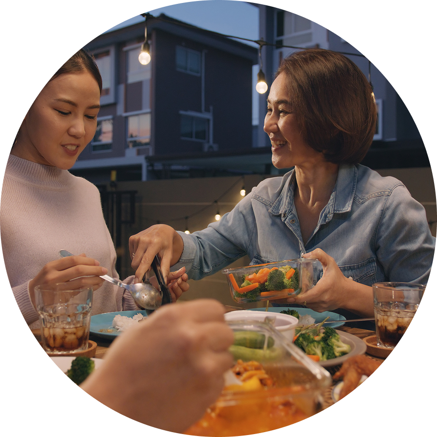 ホームパーティーを楽しむ人々の写真