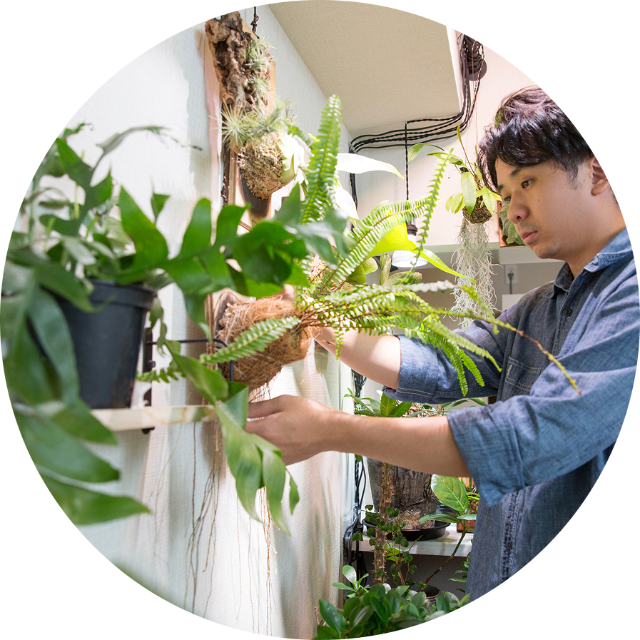 趣味に没頭する男性の写真