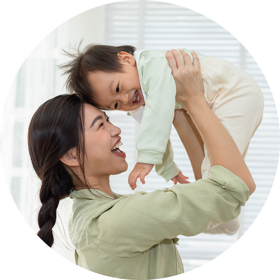 家事や子育てをする女性の写真