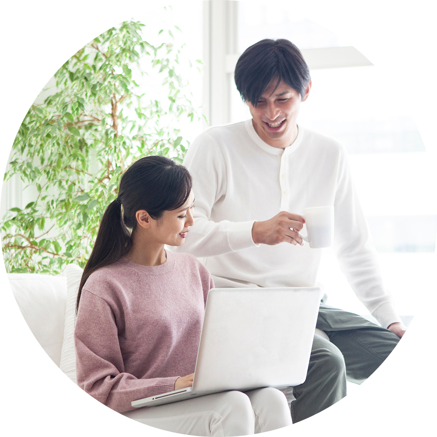 ゆったりと過ごす夫婦の写真