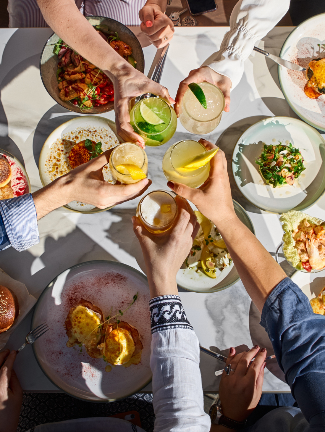 友人を招いて食事を楽しむダイニング