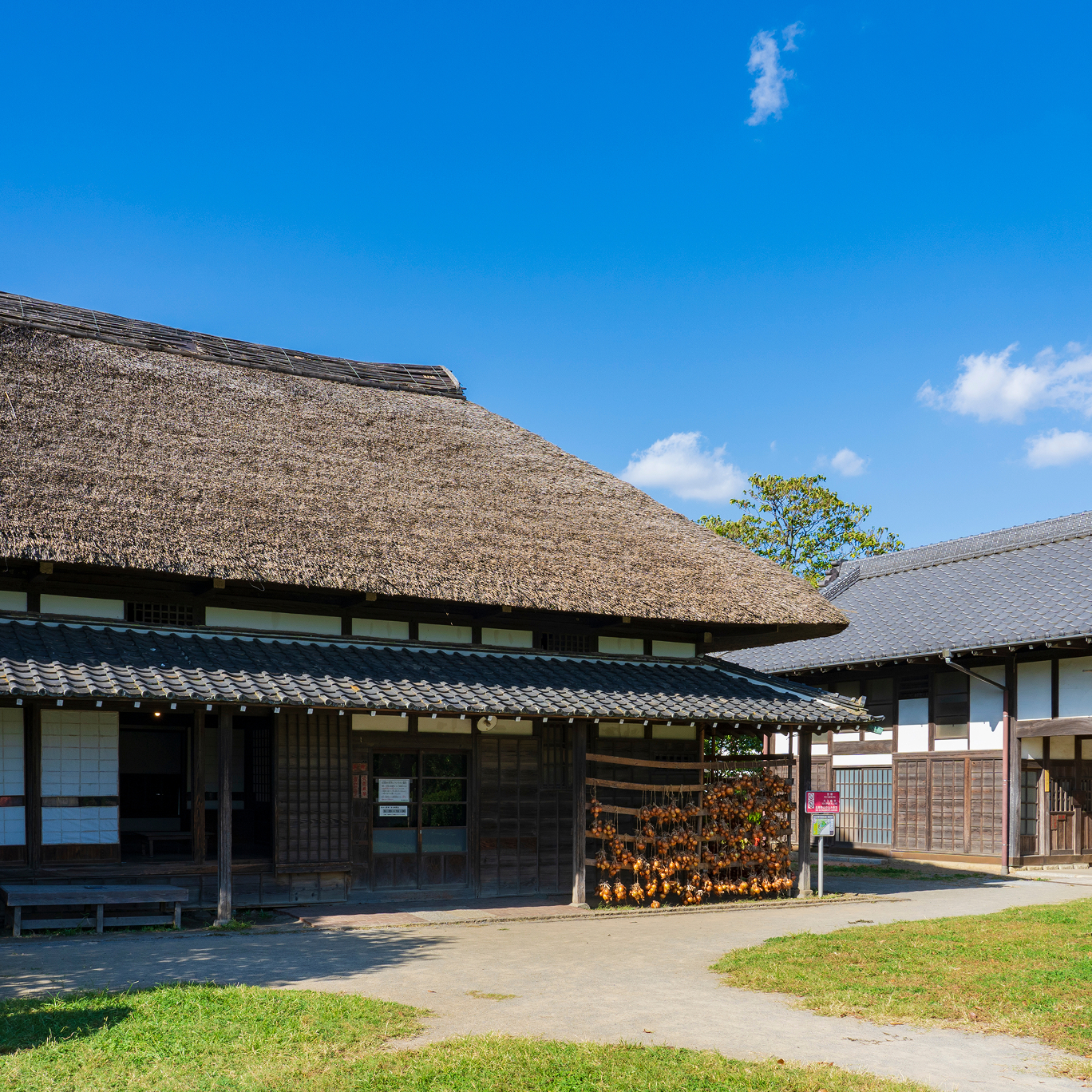 耐久性をイメージした経年変化した木材