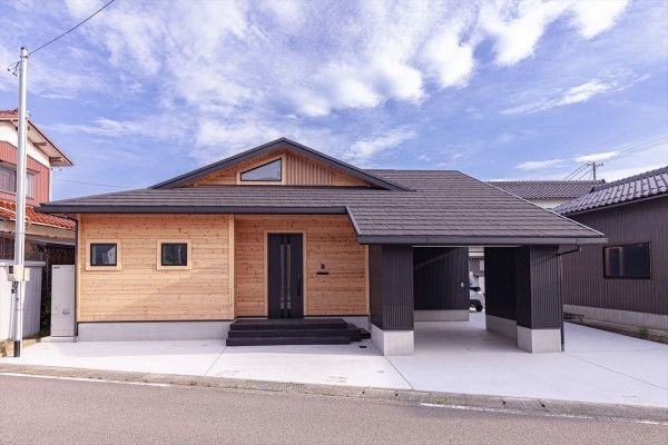 入母屋屋根のある和モダンの家