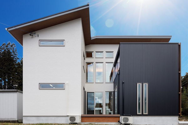 開放感溢れる大開口窓のある家。