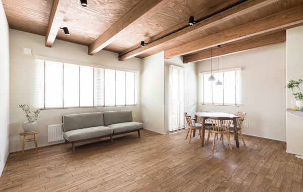 2階にリビングがある家。